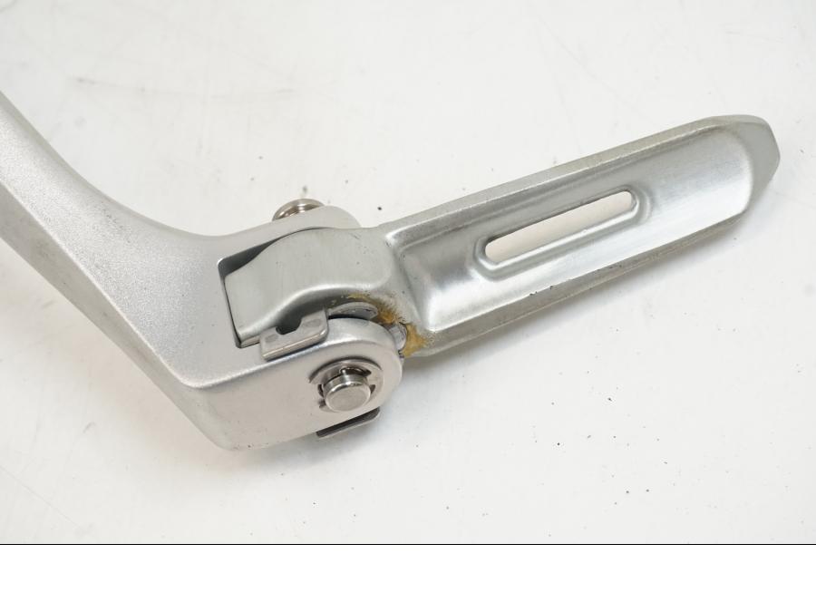 Snett nerifrån på Fotpinnefäste från en Triumph Speed Triple -2021 motorcykel.