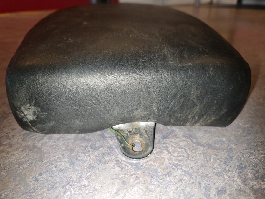 Vänster sida på Sadel från en Yamaha XVS 650 -1997 motorcykel.