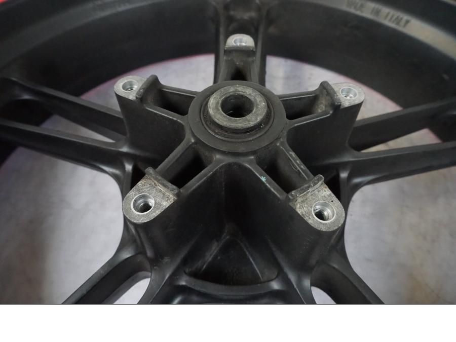 Extrabild5 på Fälg från en Yamaha YZF-R 125 -2008 motorcykel.