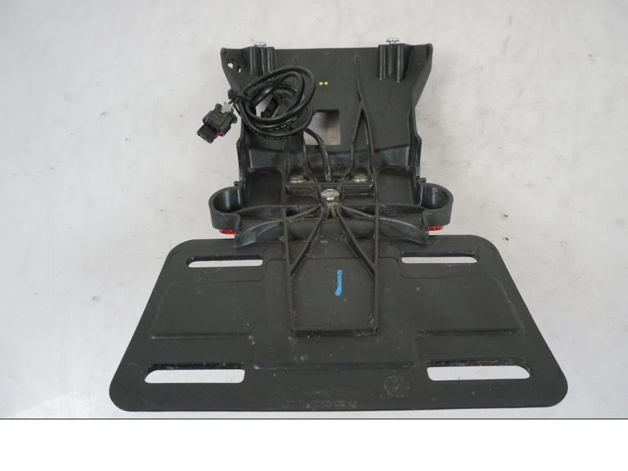 Extrabild1 på Skylthållare från en H-D Softail Sport Glide FLSB -2022 motorcykel.