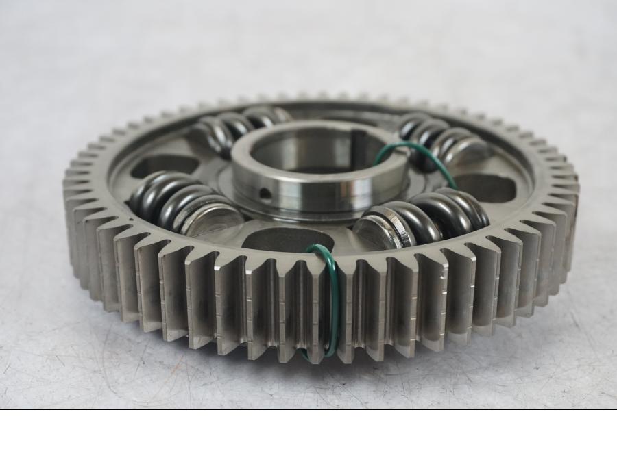 Snett nerifrån på Kopplingskorgsdrev från en BMW R 1200 GSA -2014 motorcykel.