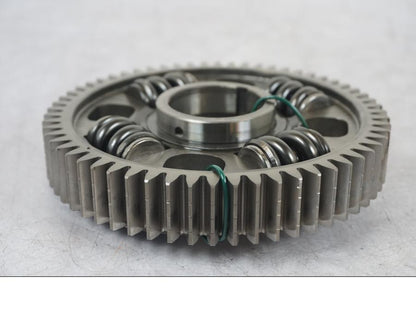 Snett nerifrån på Kopplingskorgsdrev från en BMW R 1200 GSA -2014 motorcykel.