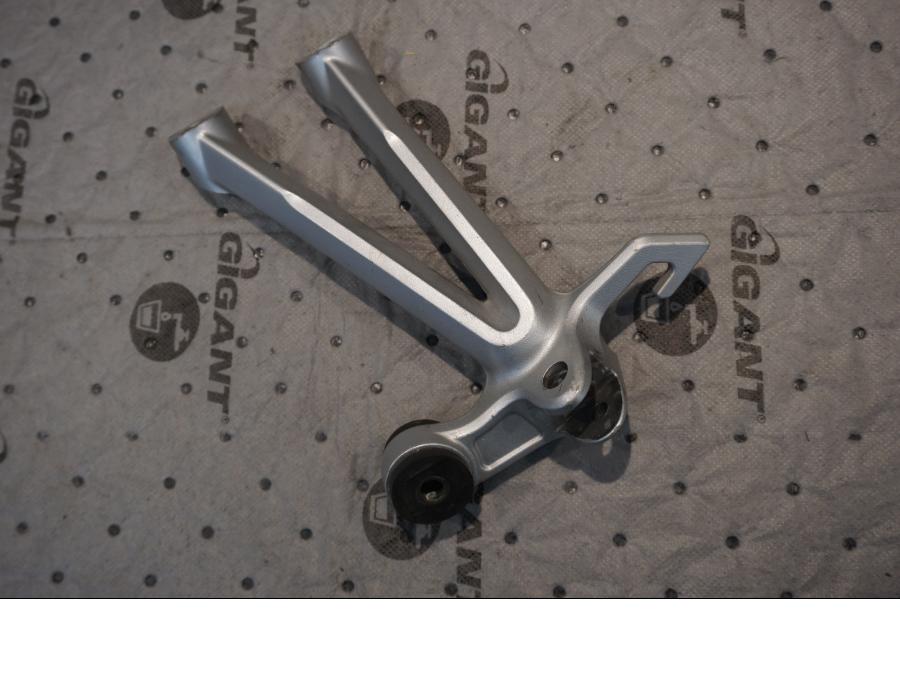 Framsidan på Fotpinnefäste från en Suzuki GSX-R 1000 -2008 motorcykel.