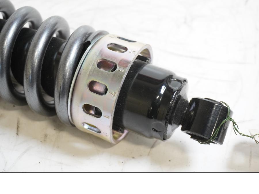 Baksidan på Stötdämpare från en Suzuki GSF 650 -2011 motorcykel.