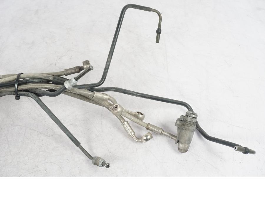 Baksidan på Bromsledning från en BMW R 1200 GS -2005 motorcykel.