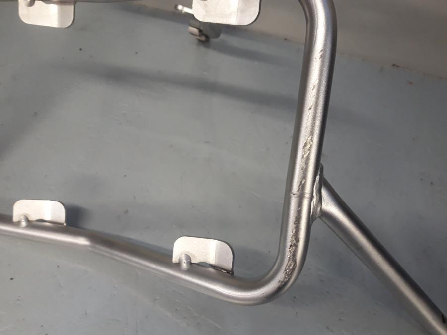 Baksidan på Sidoväskhållare från en BMW F 800 GS -2012 motorcykel.