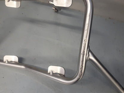 Baksidan på Sidoväskhållare från en BMW F 800 GS -2012 motorcykel.