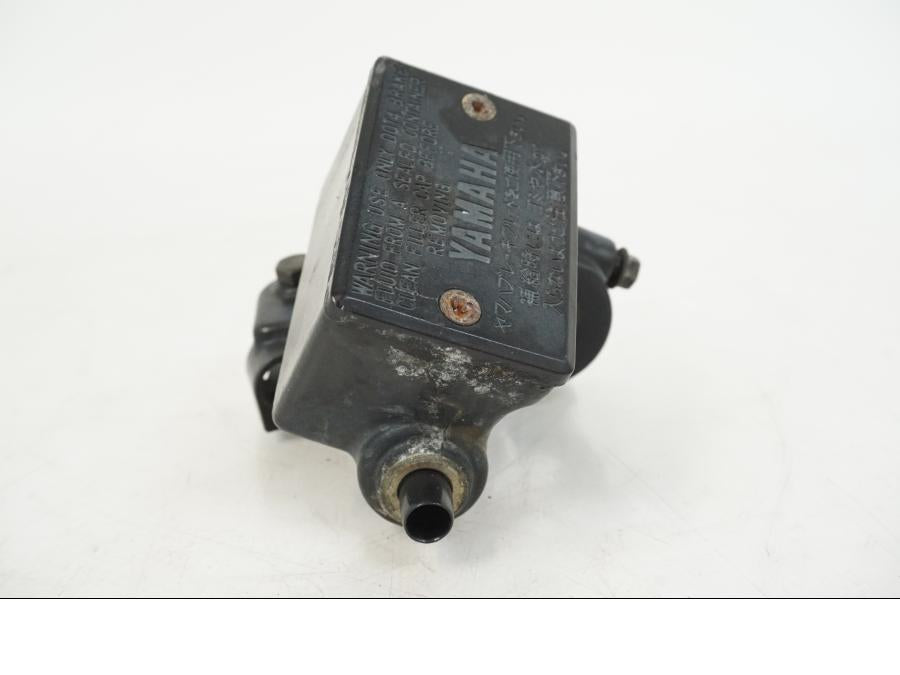 Vänster sida på Kopplingshuvudcylinder från en Yamaha FZR 1000 -1990 motorcykel.