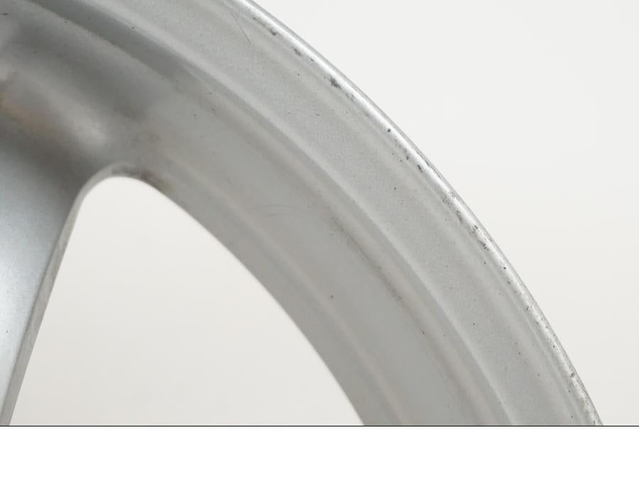 Snett uppifrån på Fälg från en BMW F 650 CS -2002 motorcykel.