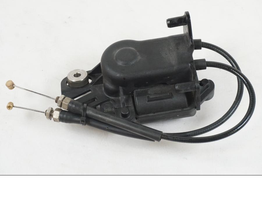 Snett nerifrån på Avgasspjällmotor från en BMW R 1250 GS -2021 motorcykel.