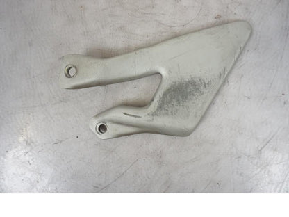 Framsidan på Fotpinnehälskydd från en KTM 990 Super Duke -2006 motorcykel.