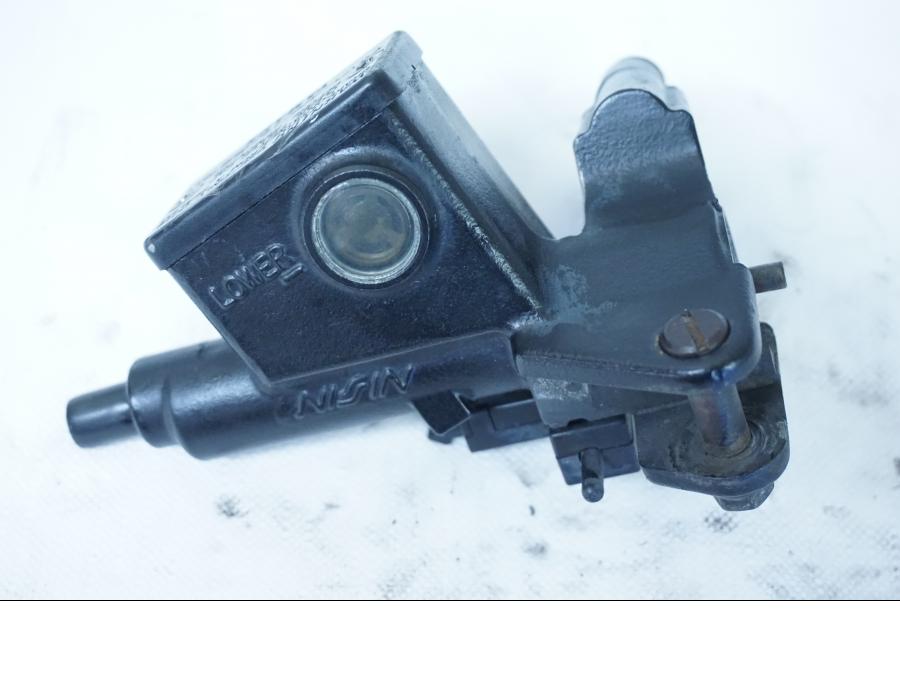 Höger sida på Kopplingshuvudcylinder från en Yamaha YZF 1000 R -1997 motorcykel.