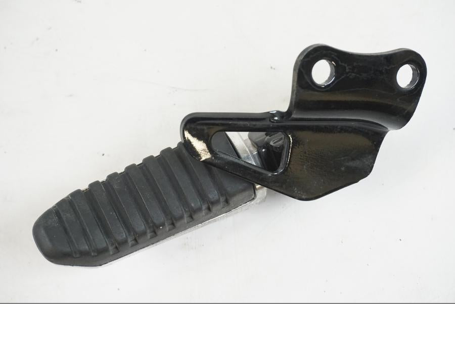 Snett nerifrån på Fotpinne från en Suzuki VZR 1800 -2009 motorcykel.