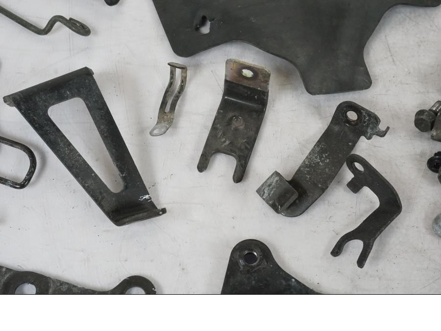 Höger sida på Skruv / Mutter etc från en Suzuki VL 800 -2002 motorcykel.