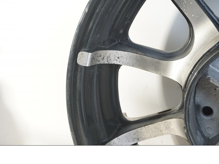 Snett nerifrån på Fälg från en Indian Chieftain Dark Horse -2019 motorcykel.