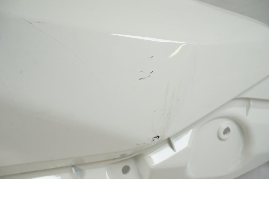 Höger sida på Bensintankskåpa från en BMW G 310 R -2021 motorcykel.