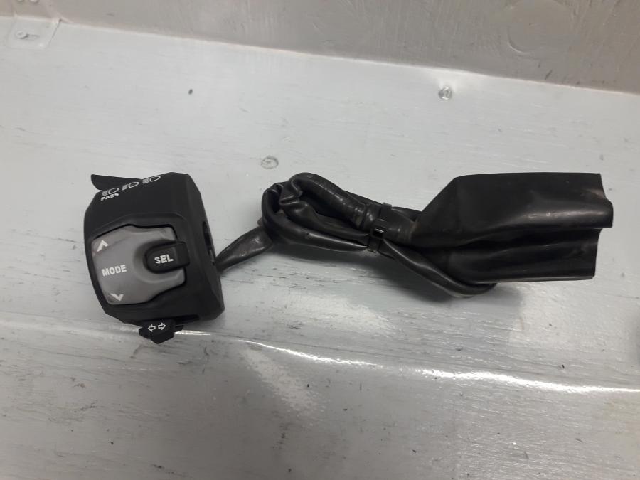 Framsidan på Styrelreglage från en Suzuki DL 1000 -2018 motorcykel.