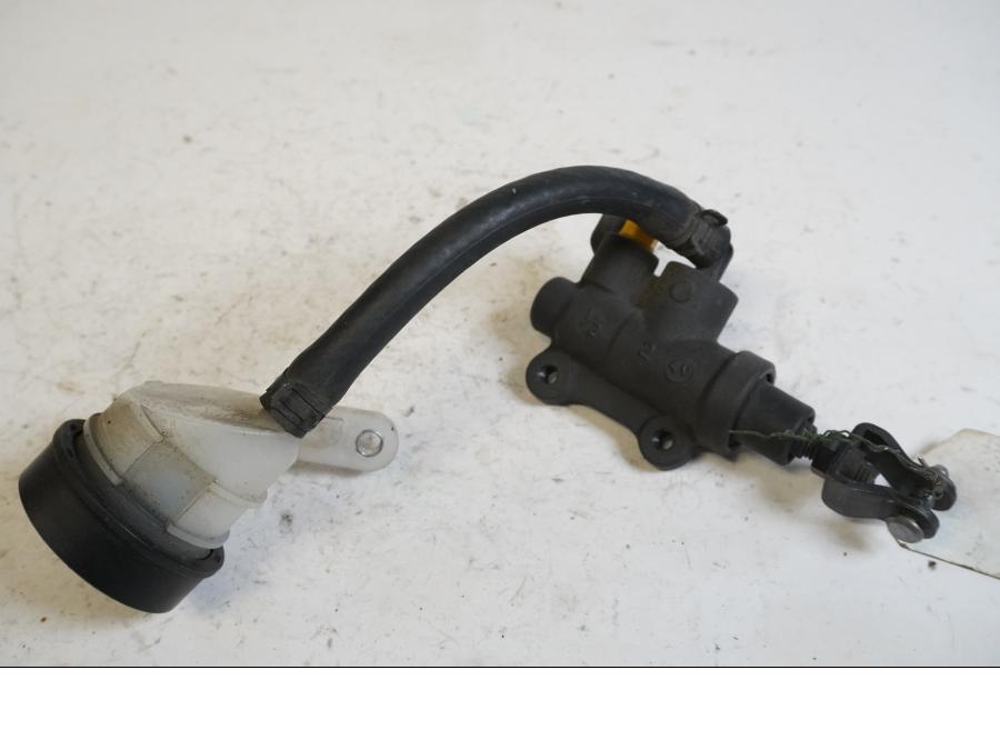 Framsidan på Bromshuvudcylinder från en BMW R 1200 RS -2015 motorcykel.