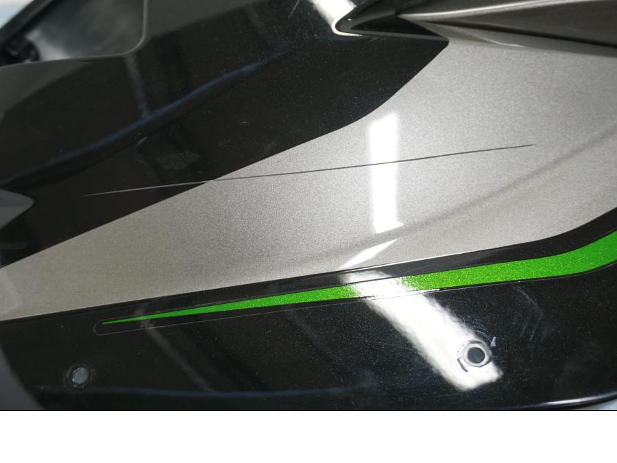 Vänster sida på Sidkåpa från en Kawasaki Ninja H2 -2019 motorcykel.