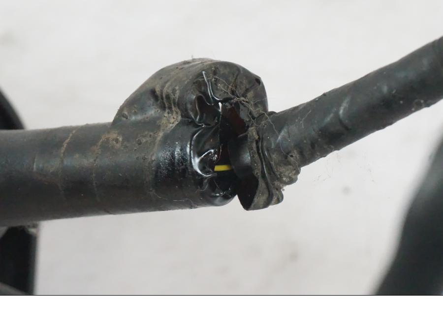 Snett nerifrån på Skyltbelysning från en Kawasaki ZZ-R 1400 -2009 motorcykel.