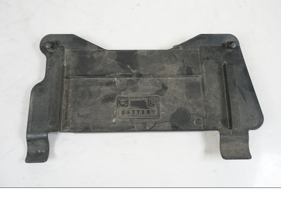 Framsidan på Batterihållare från en Suzuki VZR 1800 -2009 motorcykel.