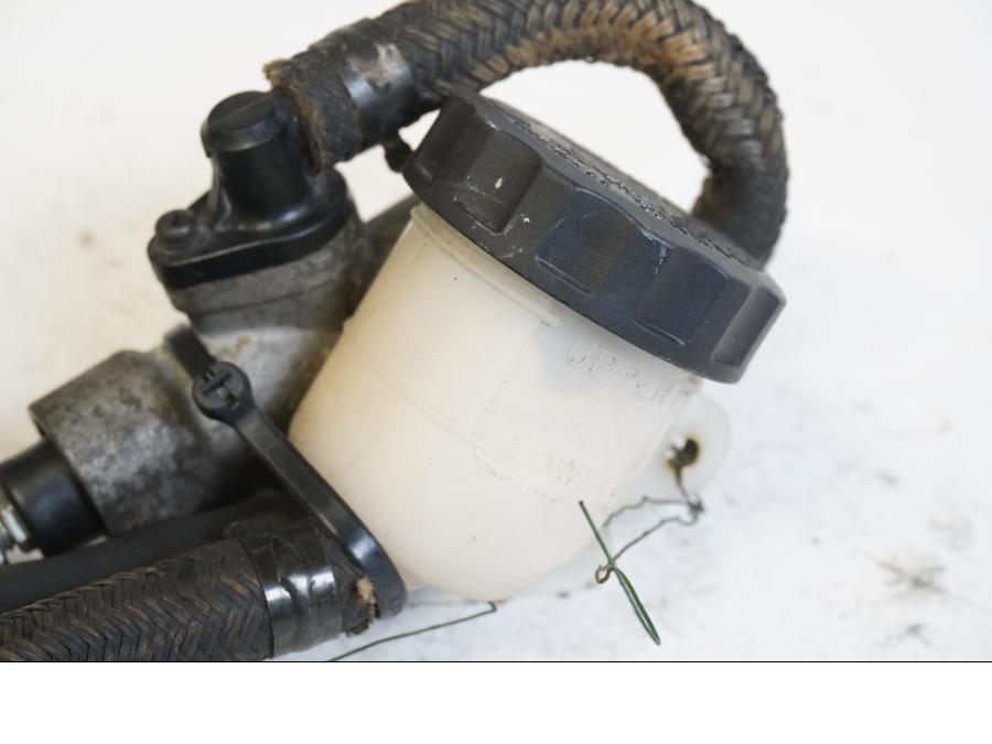Baksidan på Bromshuvudcylinder från en Honda CBR 1100 XX -1997 motorcykel.