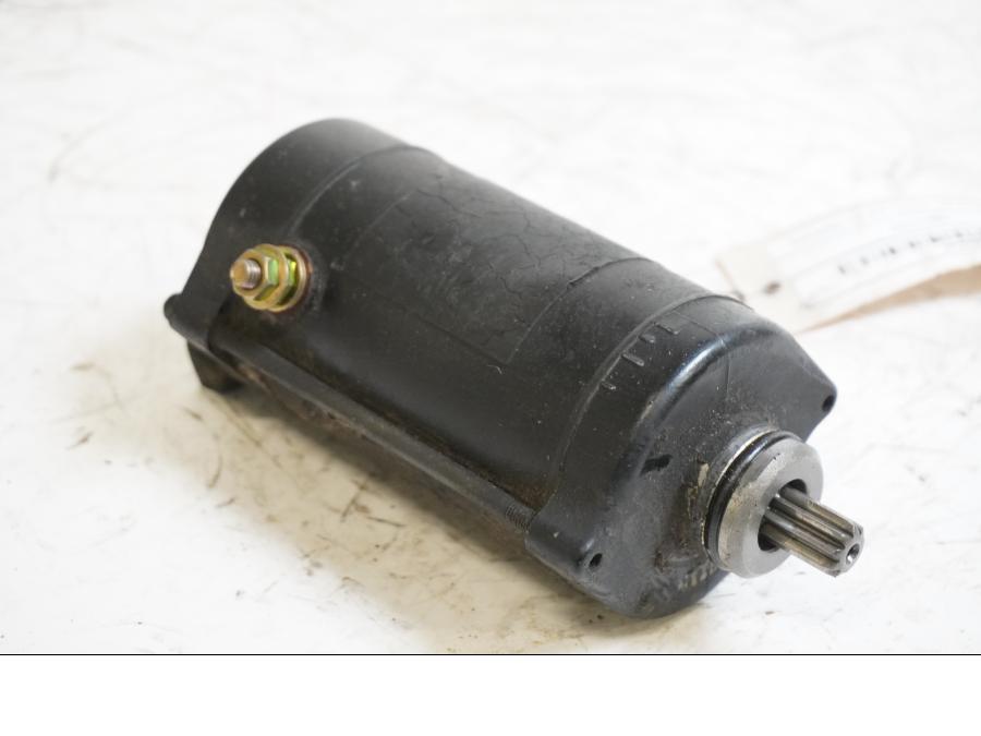 Framsidan på Startmotor från en Kawasaki VN 800 -1999 motorcykel.