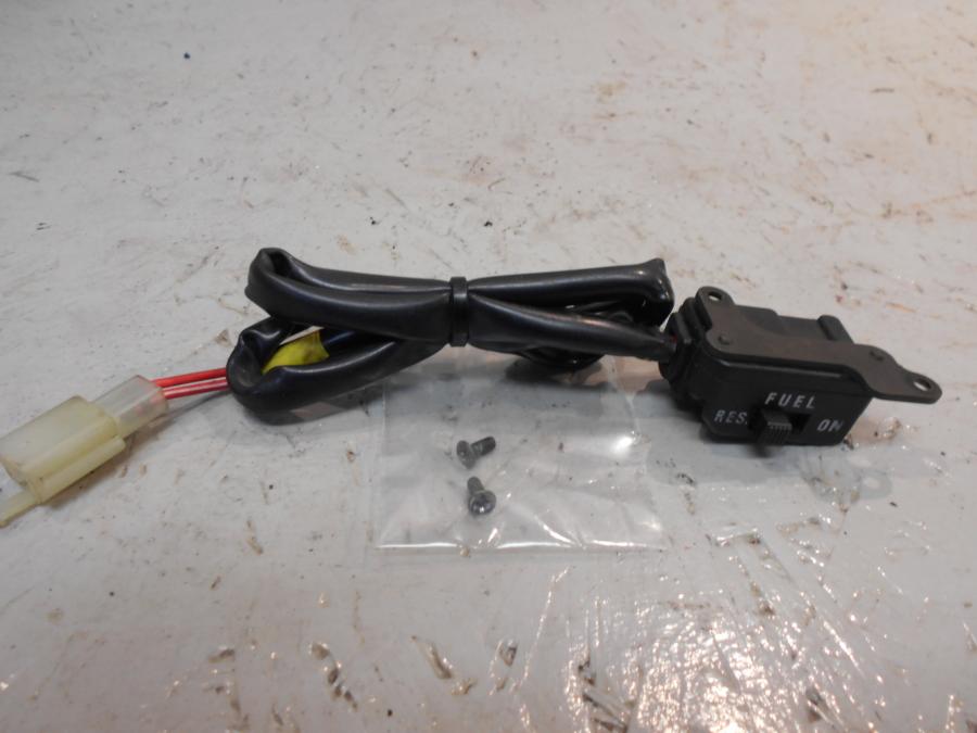 Framsidan på Bensinreservkontakt från en Yamaha XV 1100 -1996 motorcykel.