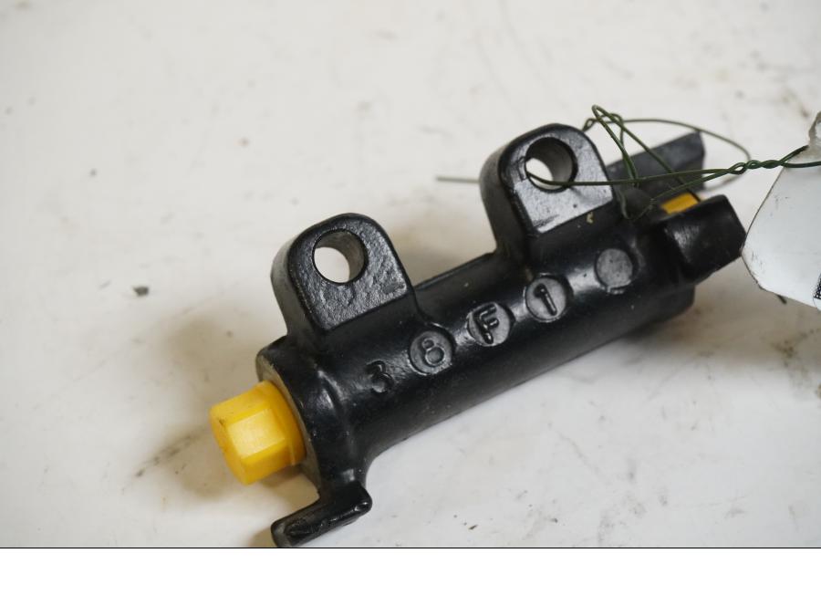 Framsidan på Bromsfördelare från en Yamaha XV 1100 -1998 motorcykel.