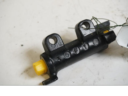 Framsidan på Bromsfördelare från en Yamaha XV 1100 -1998 motorcykel.