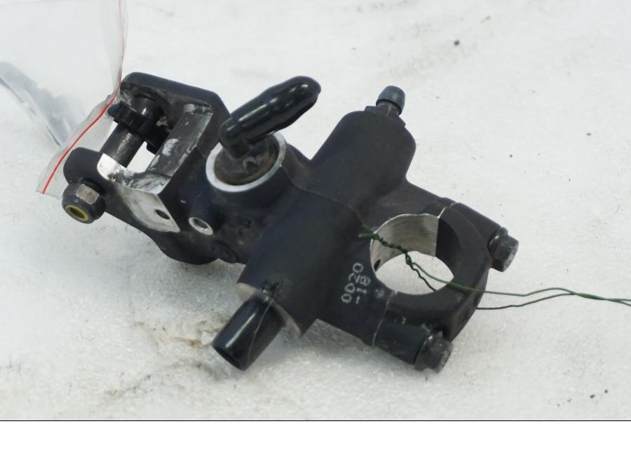 Baksidan på Bromshuvudcylinder från en Aprilia RSV 1000 -2010 motorcykel.