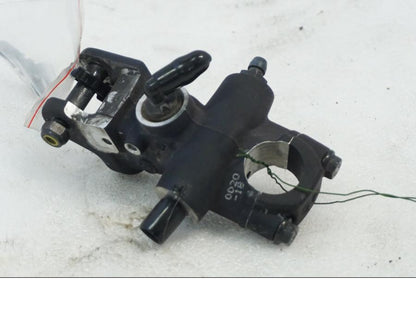 Baksidan på Bromshuvudcylinder från en Aprilia RSV 1000 -2010 motorcykel.