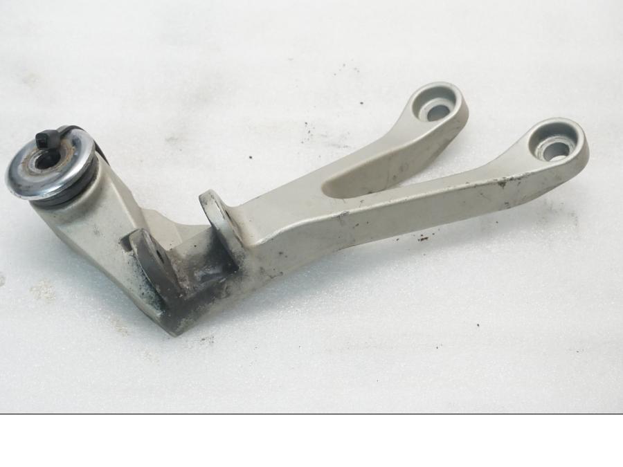 Framsidan på Fotpinnefäste från en Kawasaki ZX-9R -1998 motorcykel.