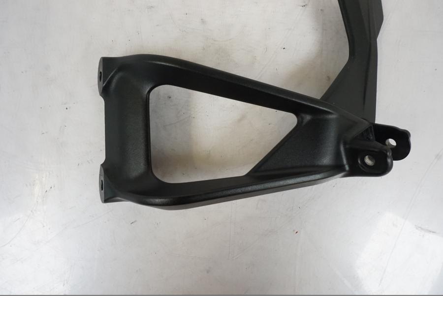 Vänster sida på Fotpinnefäste från en KTM 1290 Super Duke -2019 motorcykel.