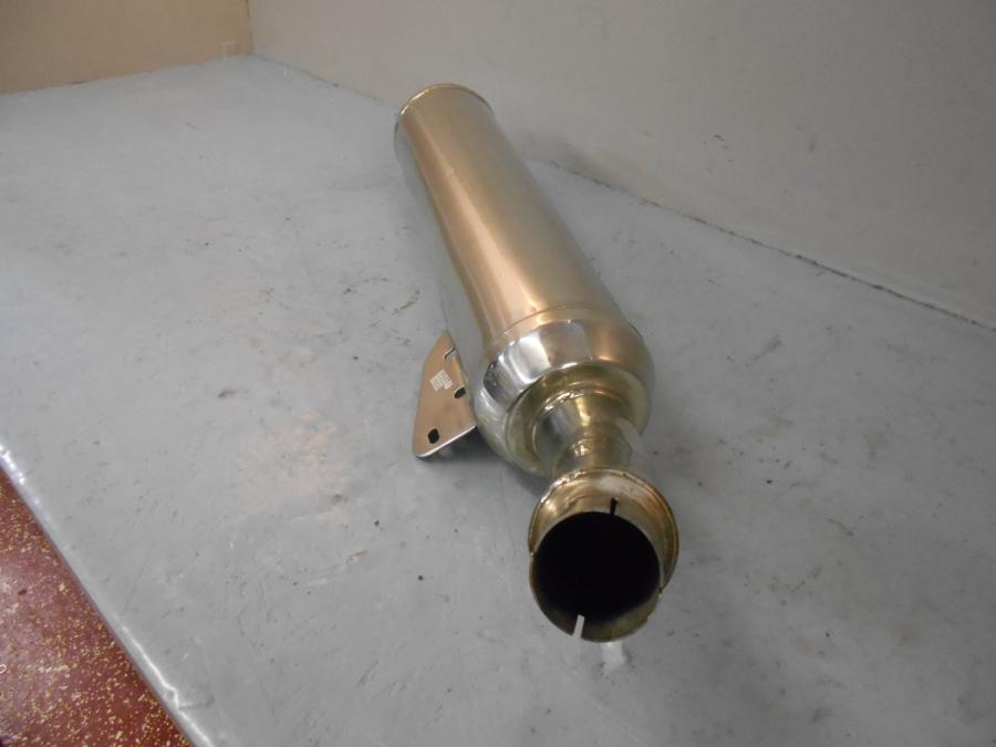 Snett uppifrån på Ljuddämpare från en Triumph Sprint RS -2002 motorcykel.