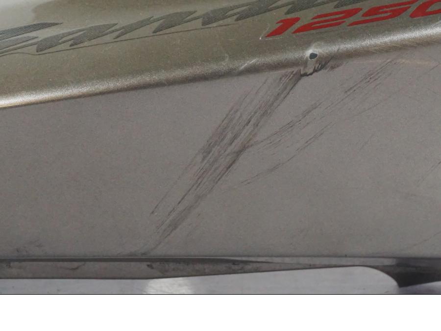 Höger sida på Bakvinge från en Suzuki GSF 1250 -2010 motorcykel.