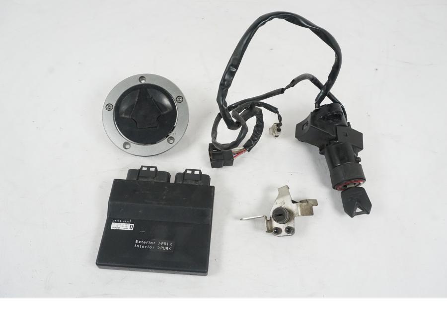 Framsidan på <p>Låssats från Kawasaki Z750 ABS 2008.</p>

<p>1st nyckel, tändningslås, tanklock, sadellås, cdi och imob.</p> motorcykel.