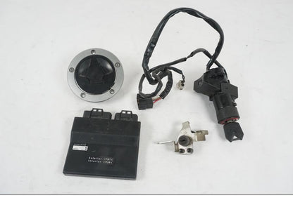 Framsidan på <p>Låssats från Kawasaki Z750 ABS 2008.</p>

<p>1st nyckel, tändningslås, tanklock, sadellås, cdi och imob.</p> motorcykel.