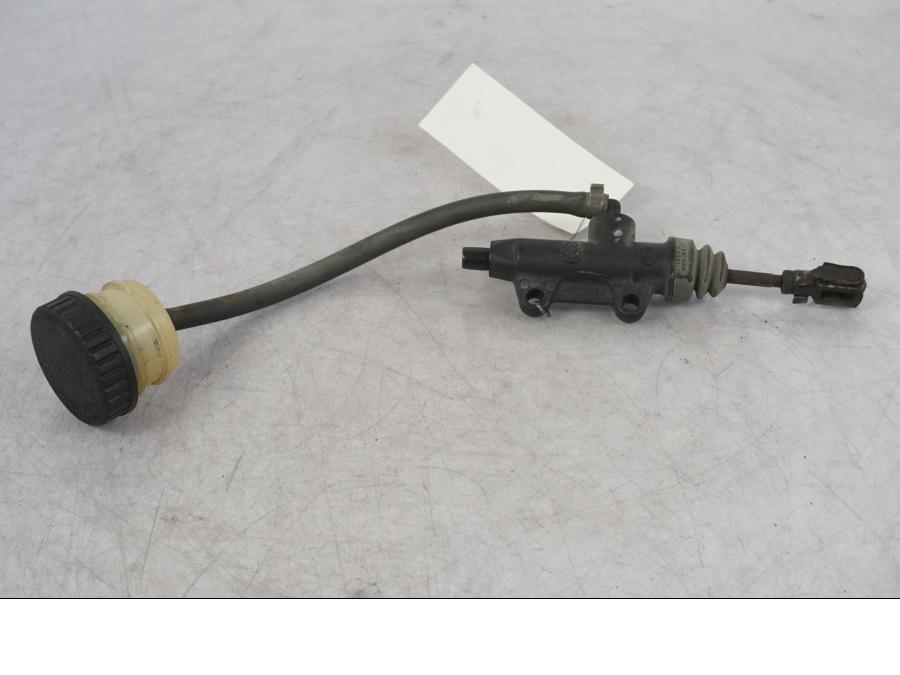 Framsidan på Bromshuvudcylinder från en BMW R 1100 GS -1998 motorcykel.