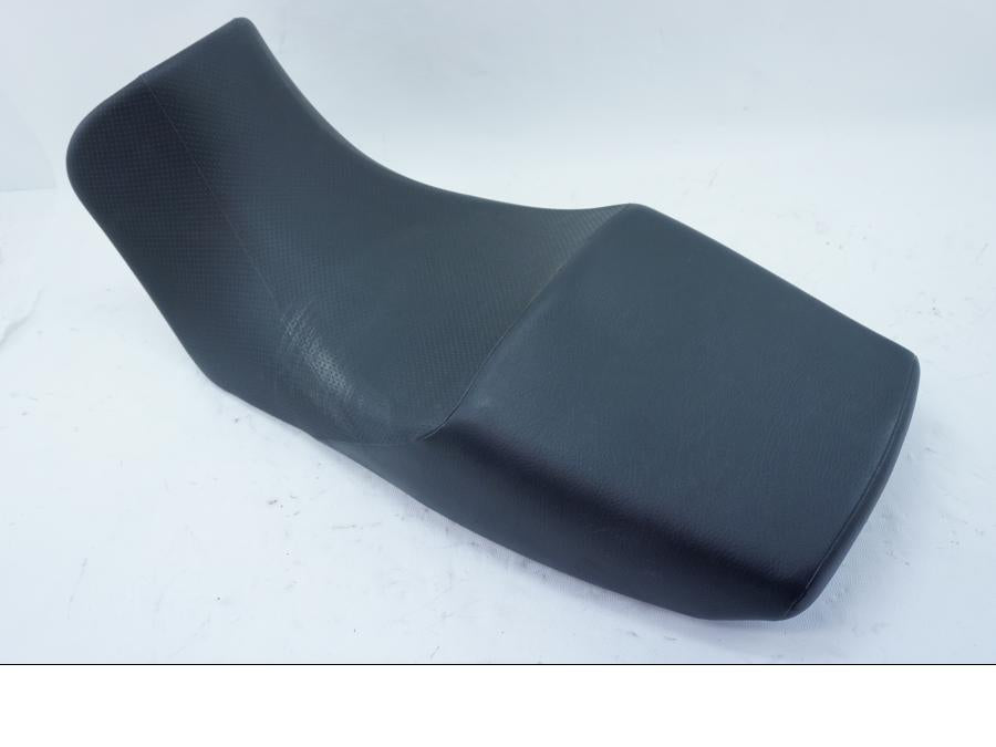 Höger sida på Sadel från en Suzuki DL 650 -2004 motorcykel.