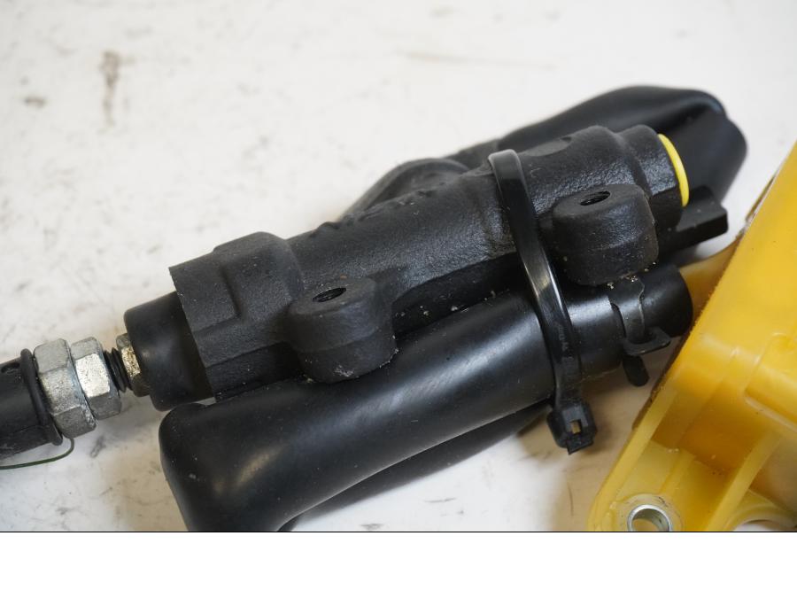 Höger sida på Bromshuvudcylinder från en Honda CBR 1000 RR -2007 motorcykel.