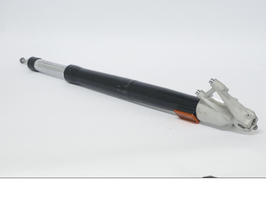 Baksidan på Gaffelben från en BMW R 1250 GS -2022 motorcykel.