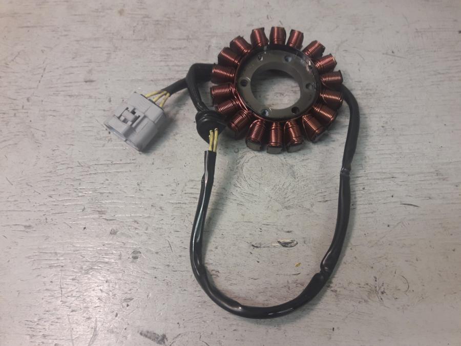 Baksidan på Generator från en KTM 1290 Super Duke -2016 motorcykel.