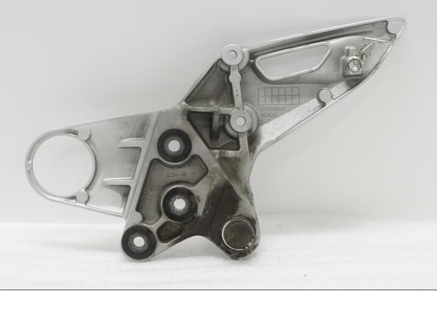 Baksidan på Fotpinnefäste från en Suzuki GSX 1300 BK -2008 motorcykel.