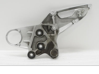 Baksidan på Fotpinnefäste från en Suzuki GSX 1300 BK -2008 motorcykel.