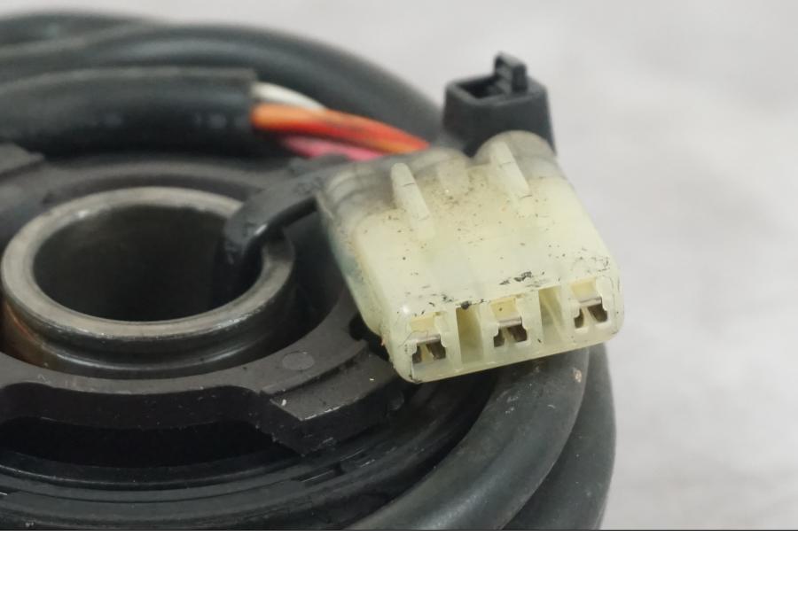 Vänster sida på Hastighetsdrivning från en Suzuki SV 650 -1999 motorcykel.