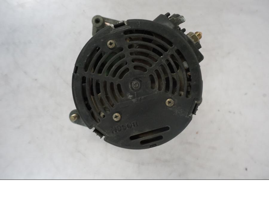 Snett nerifrån på Generator från en BMW R 1150 GS -2002 motorcykel.