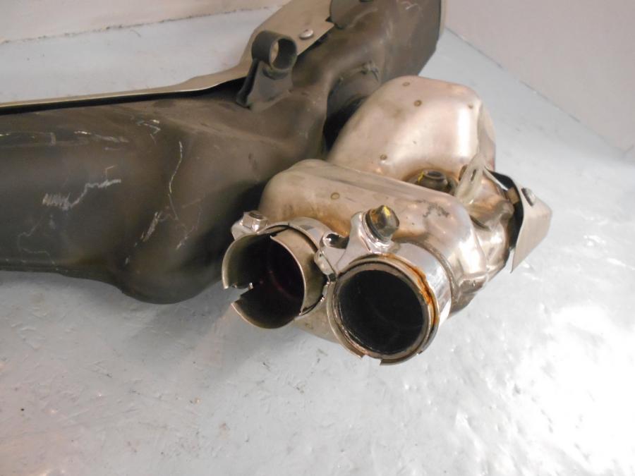 Snett uppifrån på Ljuddämpare från en Honda CBR 1000 F -2010 motorcykel.