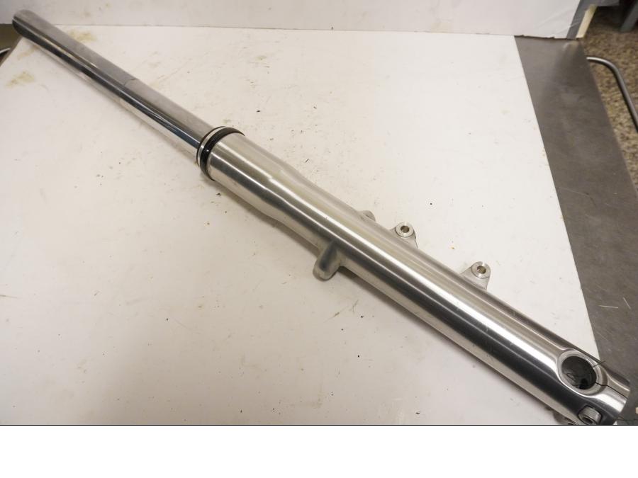 Framsidan på Gaffelben från en Honda VT 1100 C -2000 motorcykel.