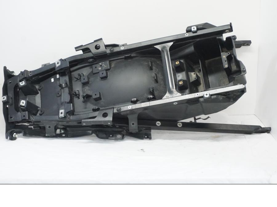 Baksidan på Bakram från en BMW K 1600 -2015 motorcykel.